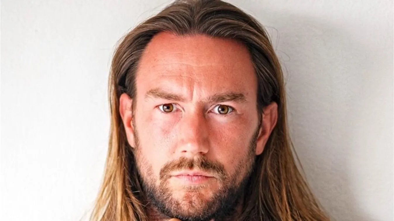 5 ezer kilométert gyalogolt mezítláb egy férfi - Videó