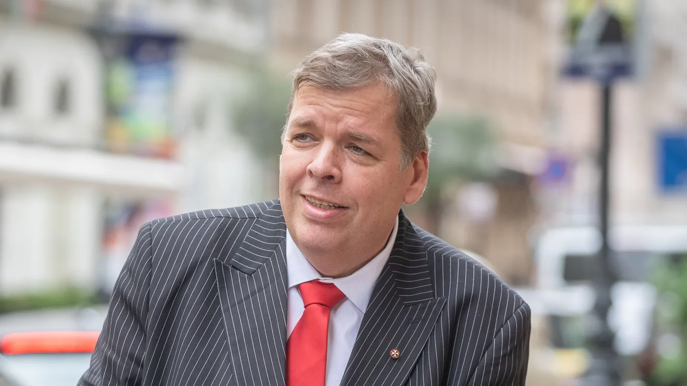 Megdöbbentő helyen tűnt fel az elvált magyar politikus