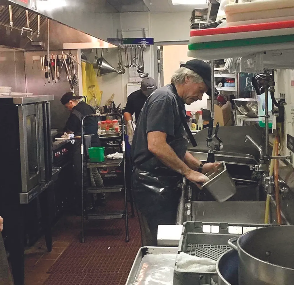 Galéria - házias hírességek, vasalnak, takarítanak, stb - Ripost