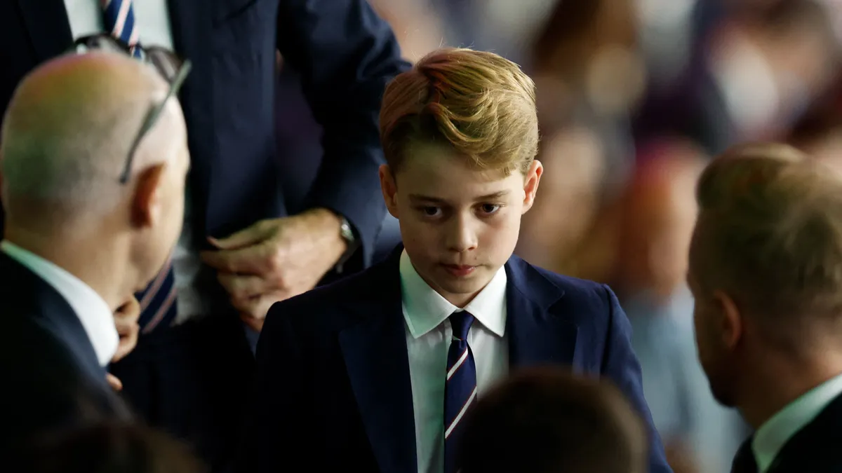 Apjával jótékonykodott György herceg.