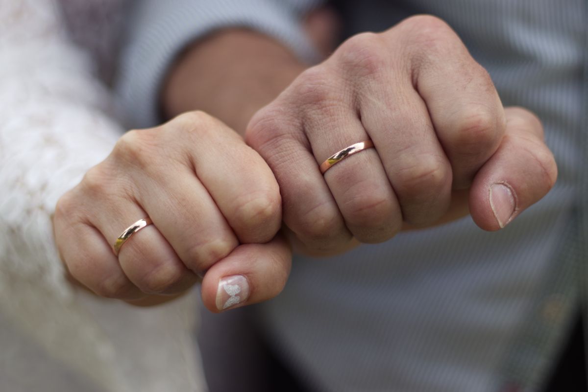 Karikagyűrű And,Older,Newlywed,Couple,Showing,Their,Wedding,Rings,On,Their