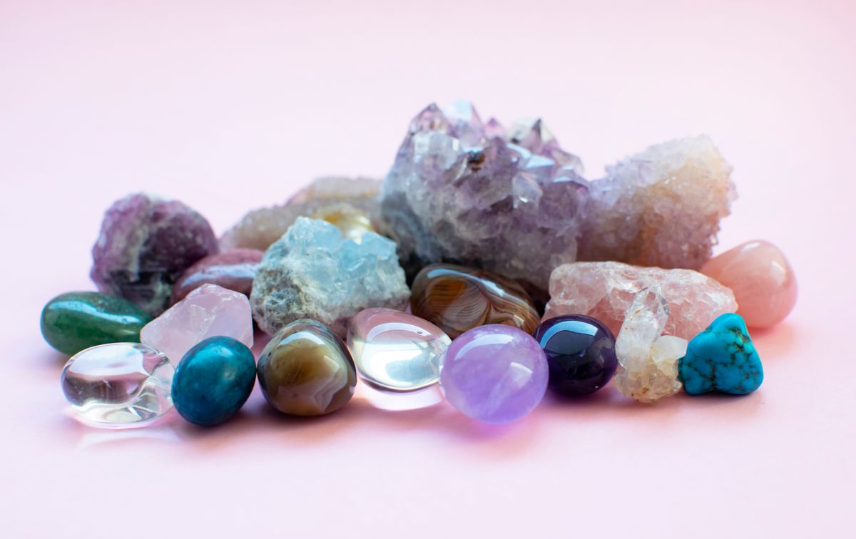 Kristályok Tumbled,And,Rough,Gemstones,And,Crystals,Of,Various,Colors.,Amethyst,