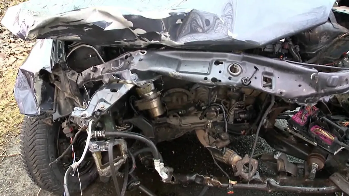 Debreceni horrorkarambol: még a motor is kirepült a kocsiból