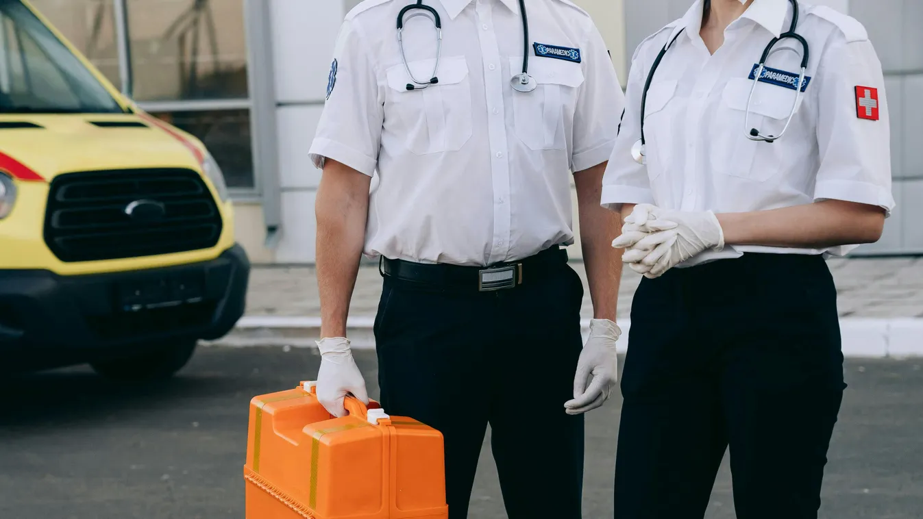 Elesett, eltört a csípője, órákig feküdt a kinn a nyugdíjas