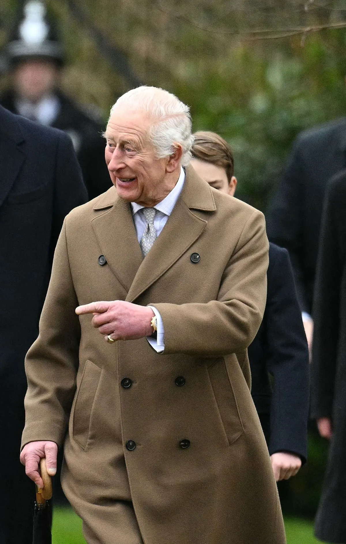 Károly király fiatalokkal találkozott és kipróbálta a DJ-zést is