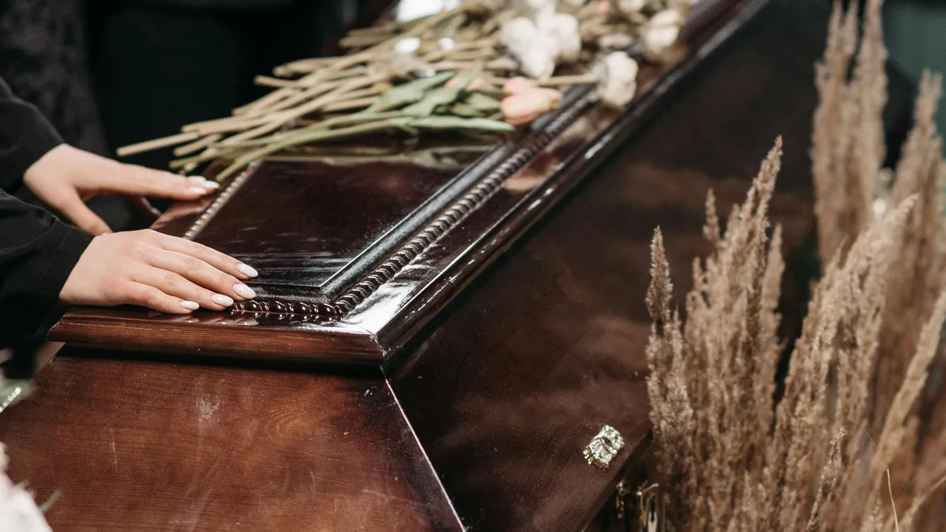 Buszbaleset: Menyasszonyi ruhában ment párja temetésére