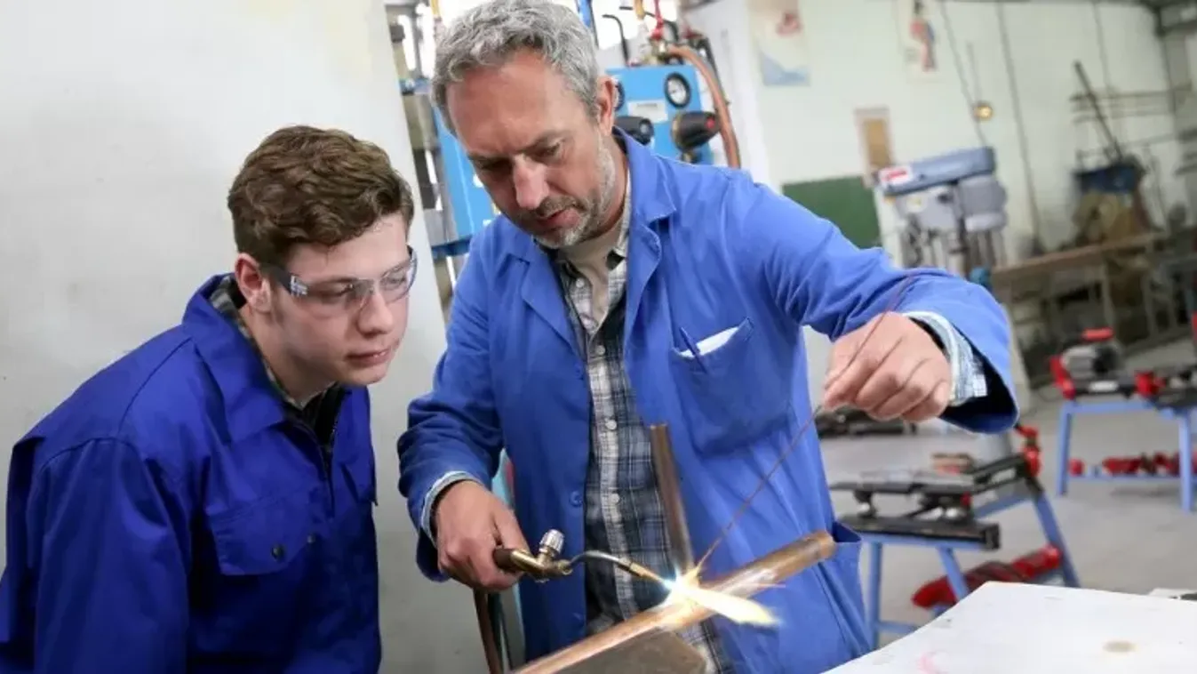 Újabb béremelés a közoktatásban, emelkedik a szakoktatók bére is