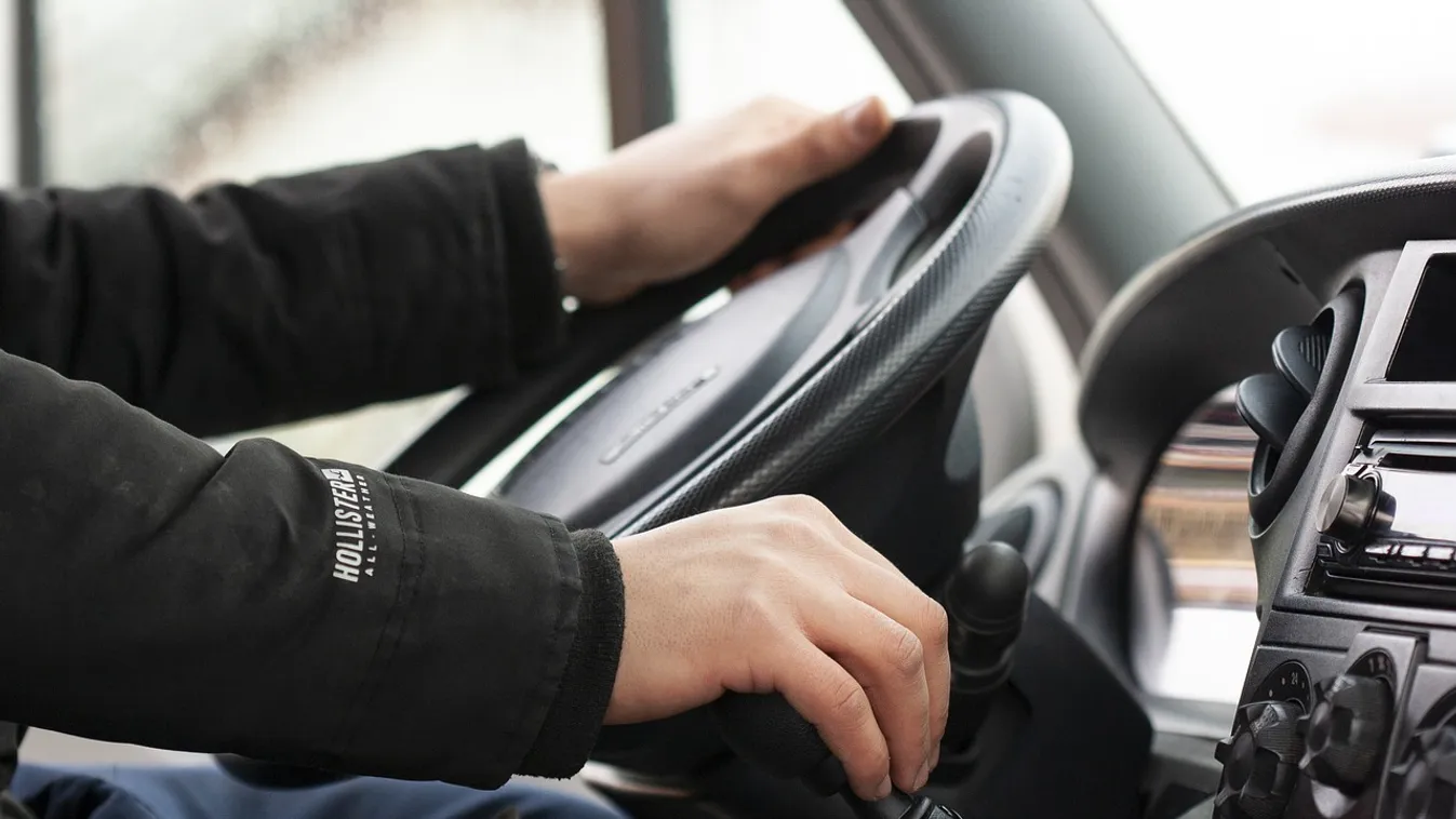 Átmennél a KRESZ-vizsgán? Tesztünkből kiderül!