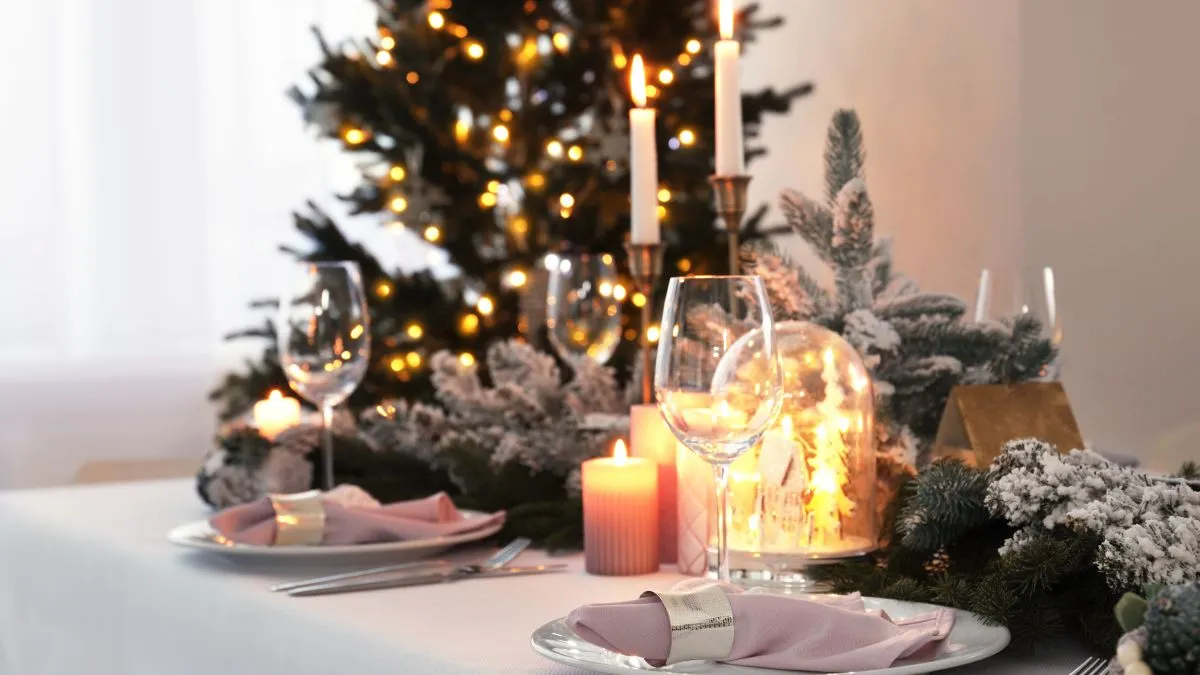 Villámgyors köretek karácsonyra Beautiful,Festive,Table,Setting,With,Christmas,Decor,In,Room,,Space