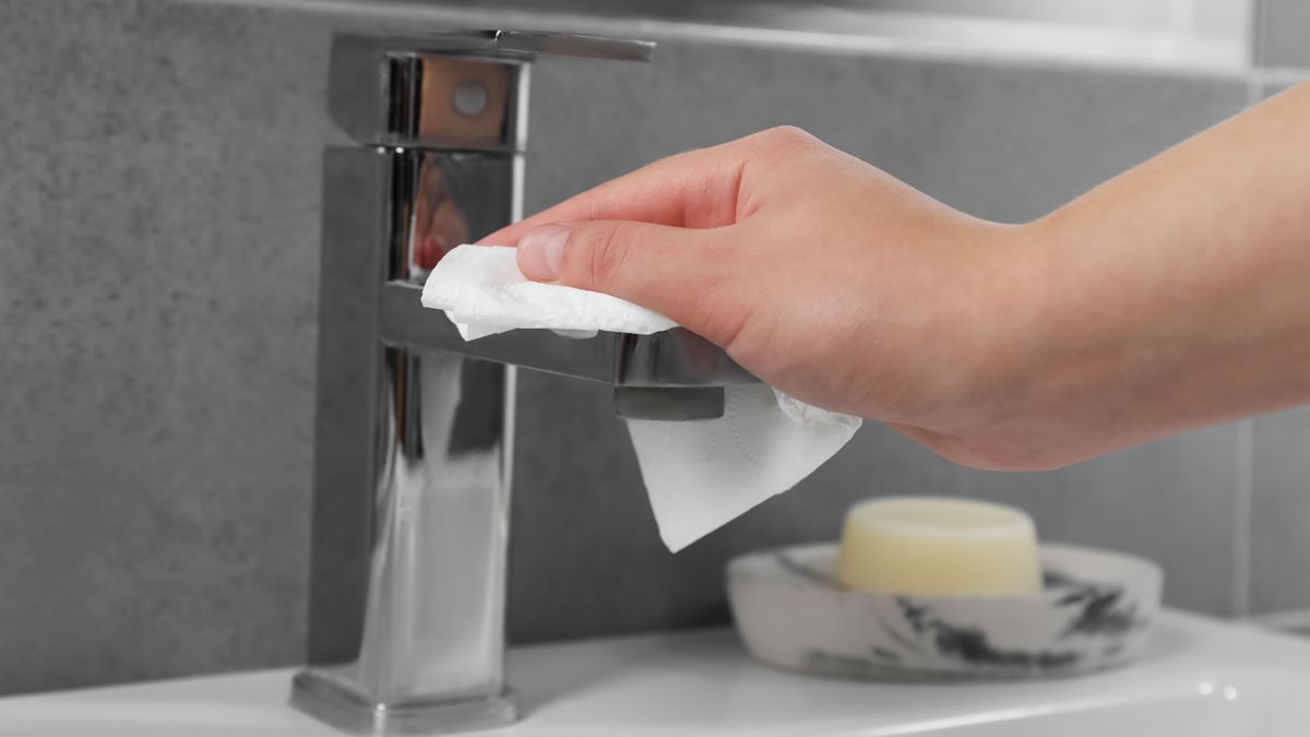 Trükk Woman,Cleaning,Faucet,Of,Bathroom,Sink,With,Paper,Towel,,Closeup