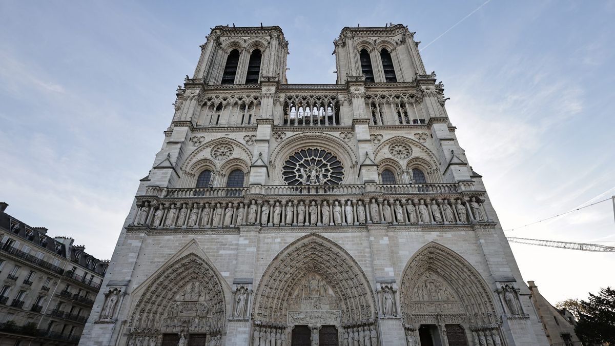 Hatezer rendőr őrzi az újra kinyitó Notre Dame-ot