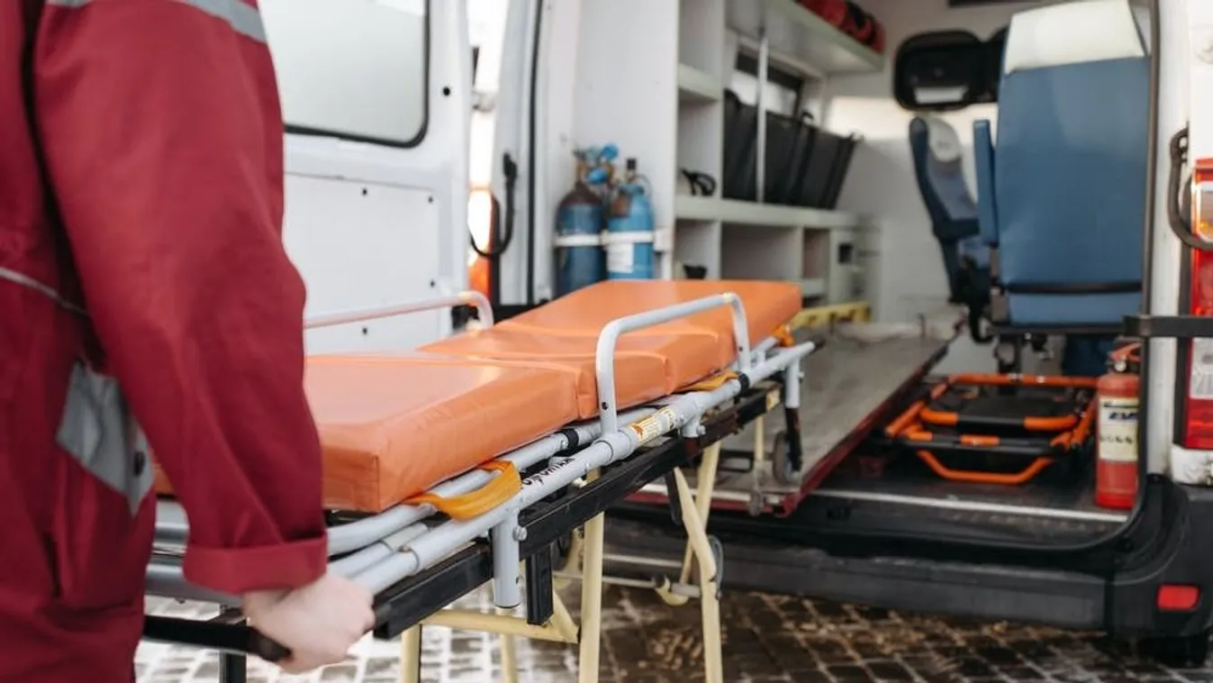 Hiányos öltözetű férfi után futottak a zsaruk Szombathelyen