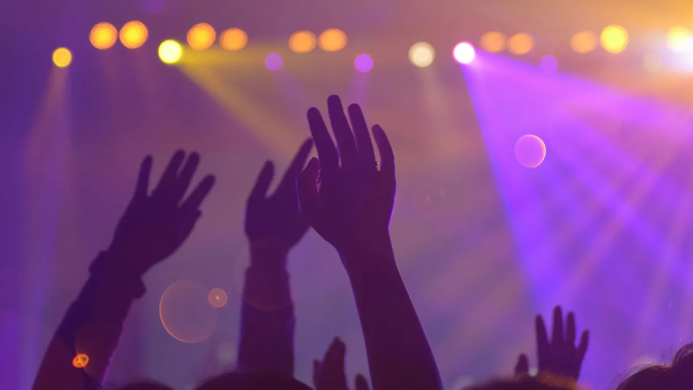 Koncerten jelent meg az énekes néhány órája meghalt apja