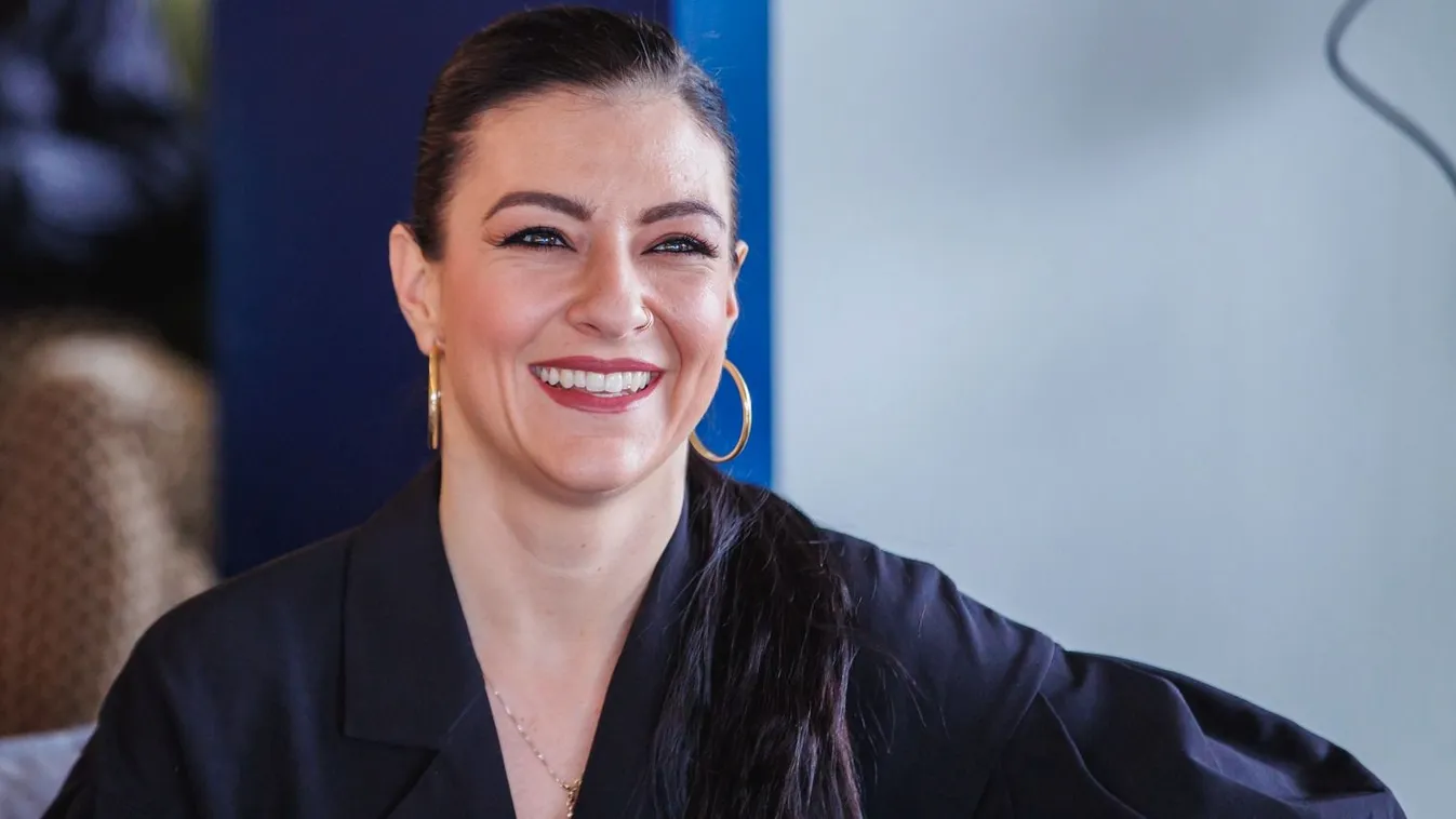 Eszméletlen kebleket villantott Stana Alexandra