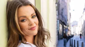 „Brutál” – Kárpáti Rebeka kivágott ruhájában szemkápráztatótan gyönyörű - Fotó