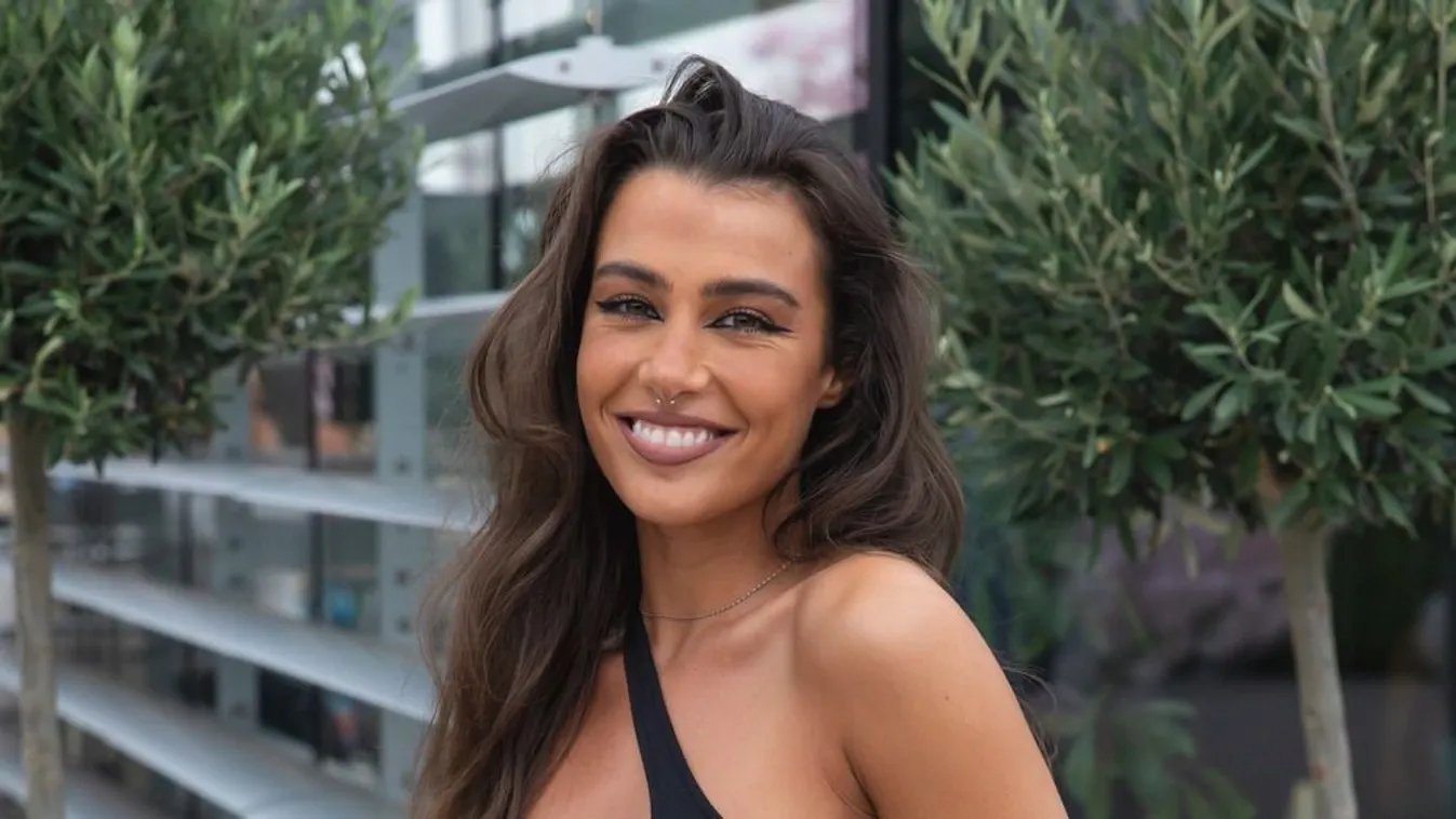 Ismert férfival látták együtt a pesti éjszakában Tóth Andit