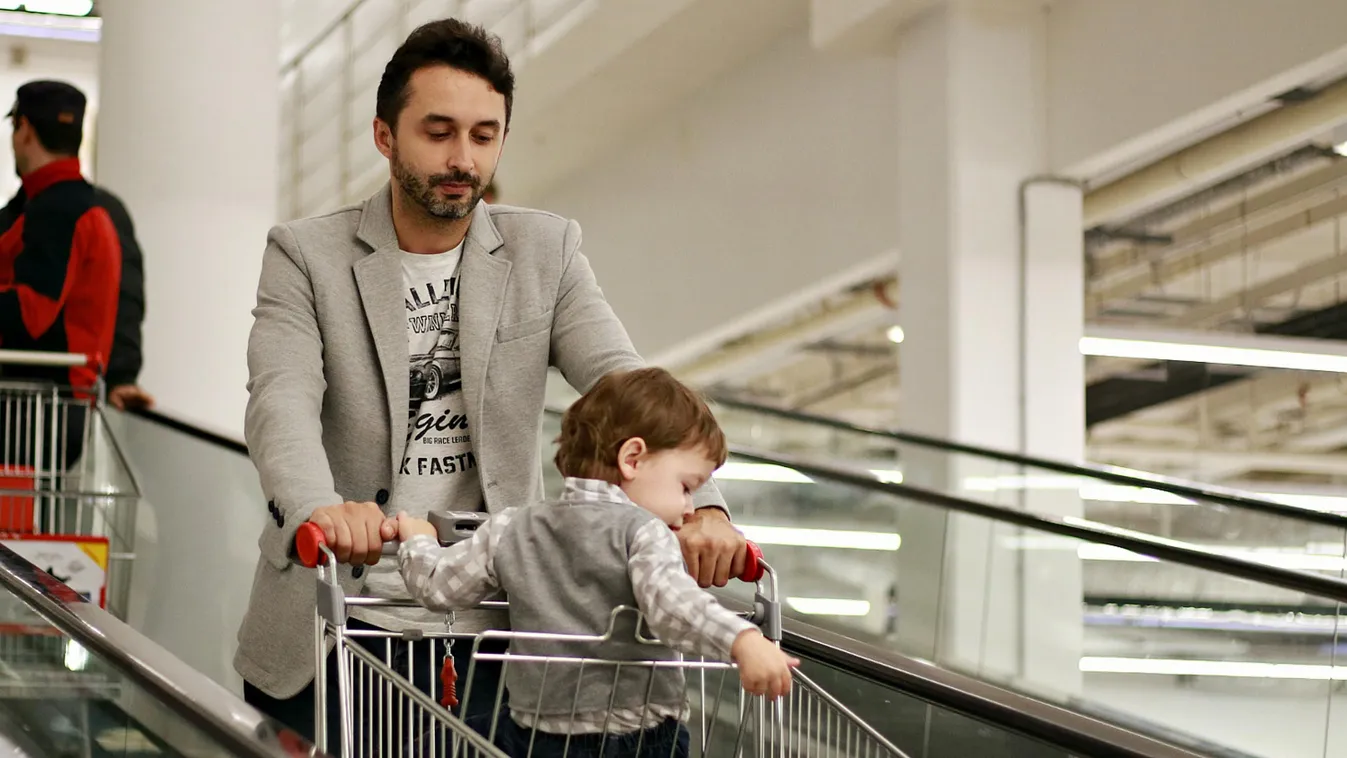 Durva kommentháború a gyerekkel való bevásárlásról