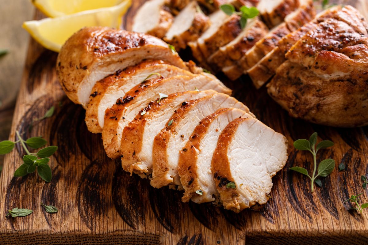 Sült csirkemell Grilled,Or,Roasted,Chicken,Breast,,Whole,And,Sliced,On,A