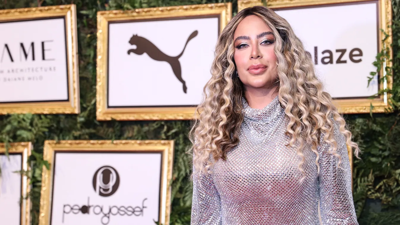 Neymar óriási mellű húga széttárt combokkal villant