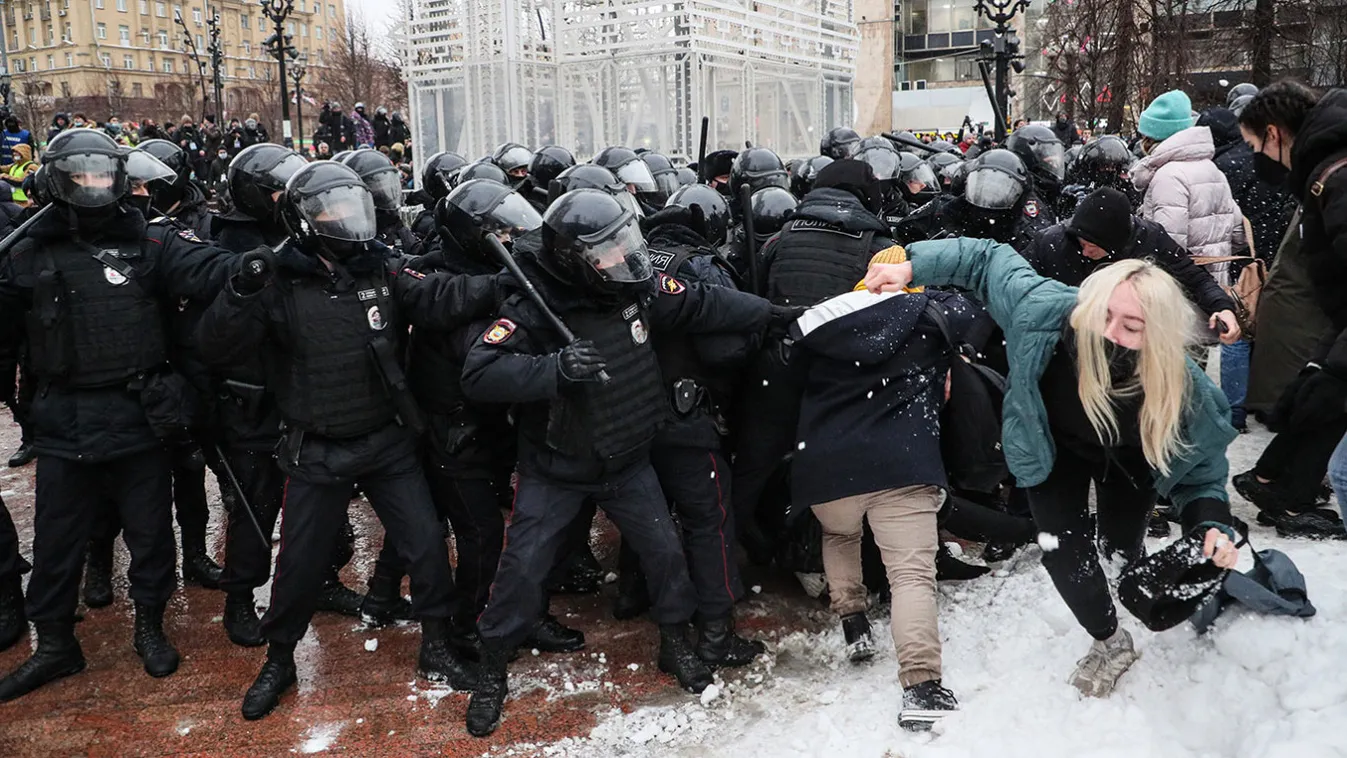 Hatalmas tömegtüntetés Helsinkiben, rendőrök elleni erőszak
