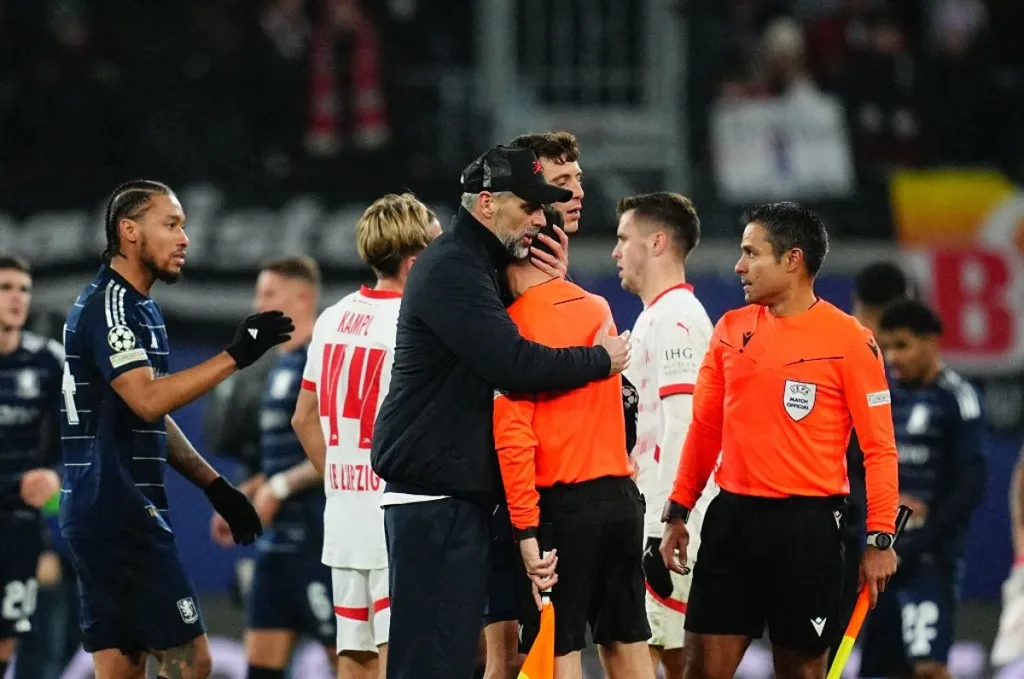 Gulácsi csapata újra kikapott, mégis edzőjük vigasztalta a síró partjelzőt