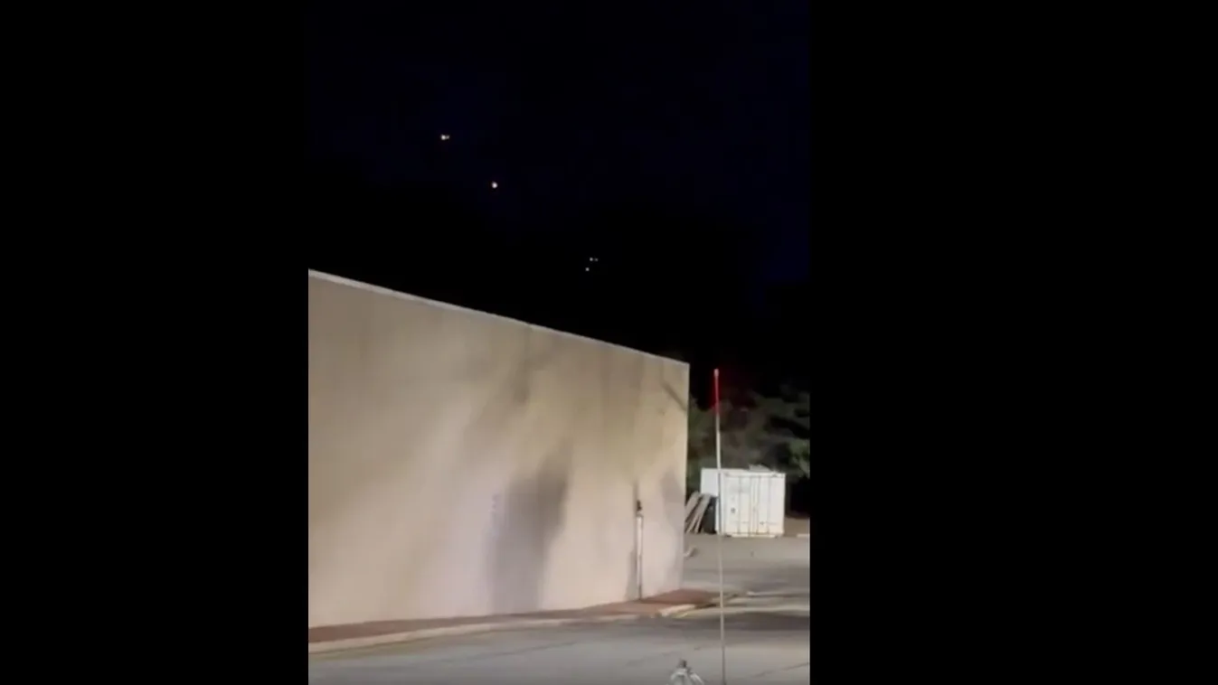 Kitört a pánik: UFO-k lepték el az éjszakai égboltot