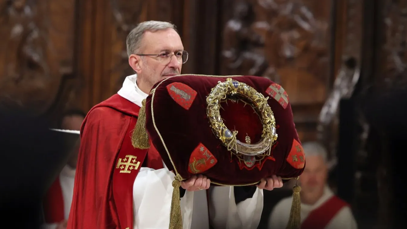 Ismét a Notre Dame-ban Krisztus töviskoszorúja