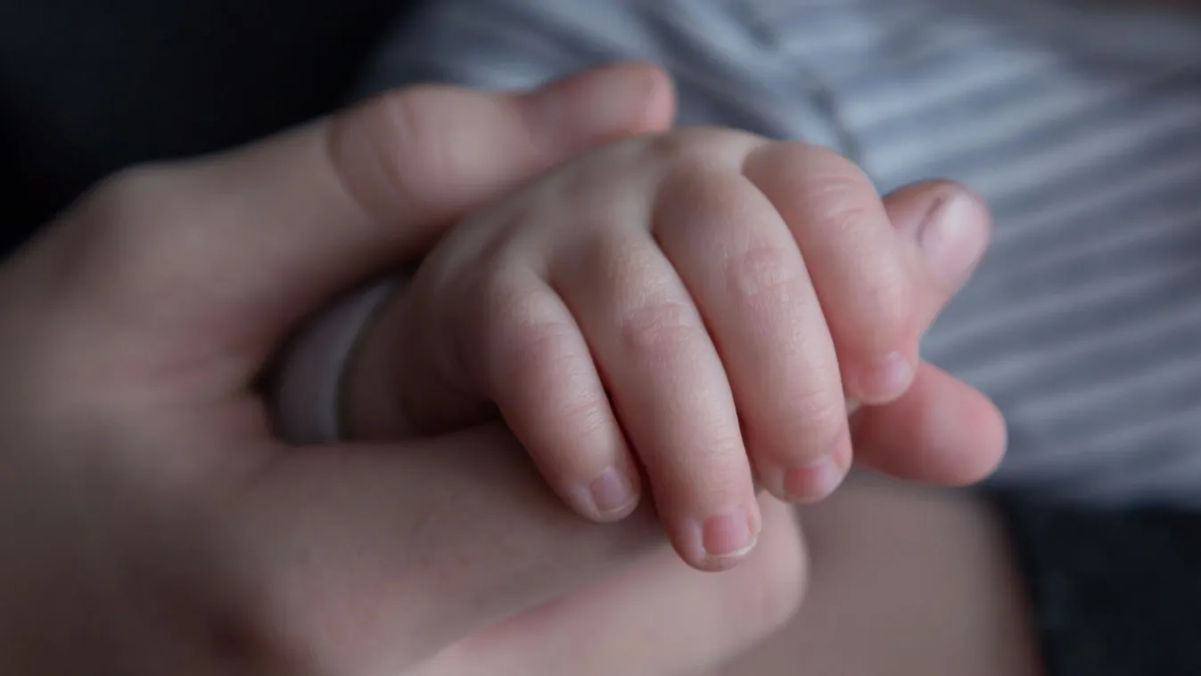 Egyedül hagyták a játszószőnyegen, meghalt 4 hónapos kisfiú