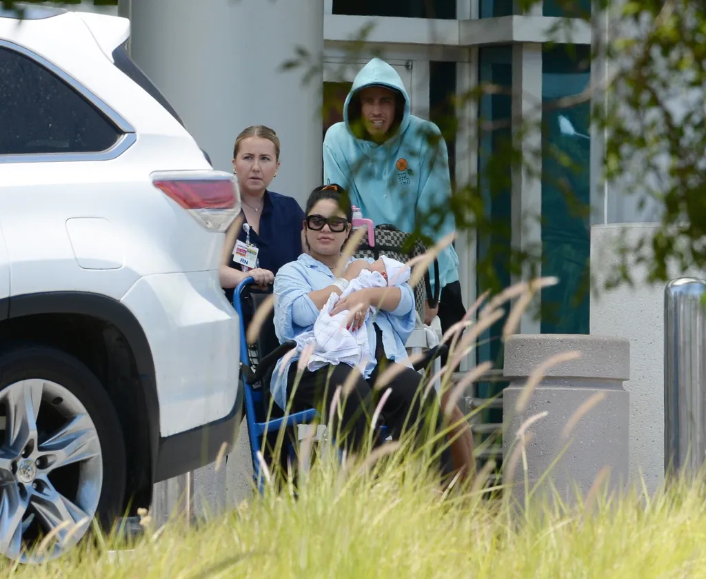 A sztáranyuka nagyon kiakadt, amikor a paparazzik lefotózták, ahogy a kórházból viszik haza a picit Fotó: TheImageDirect.com