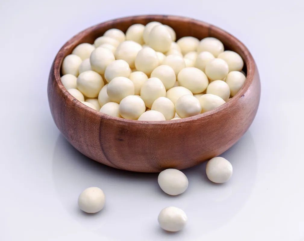 Mézeskalács hógolyó Little,White,Chocolate,Ball,With,Raisin,Inside,-,Stock,Image