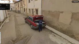 A Google Street View lefotózta, ahogy egy bezsákolt holttestet csomagtartóba rejtenek
