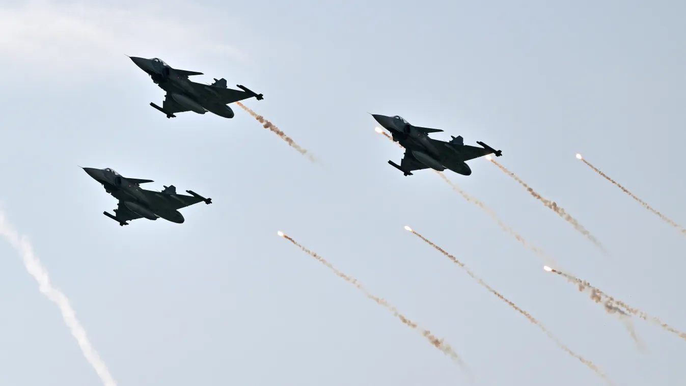 Kína repülőgépet mutatott be Mao születésnapján