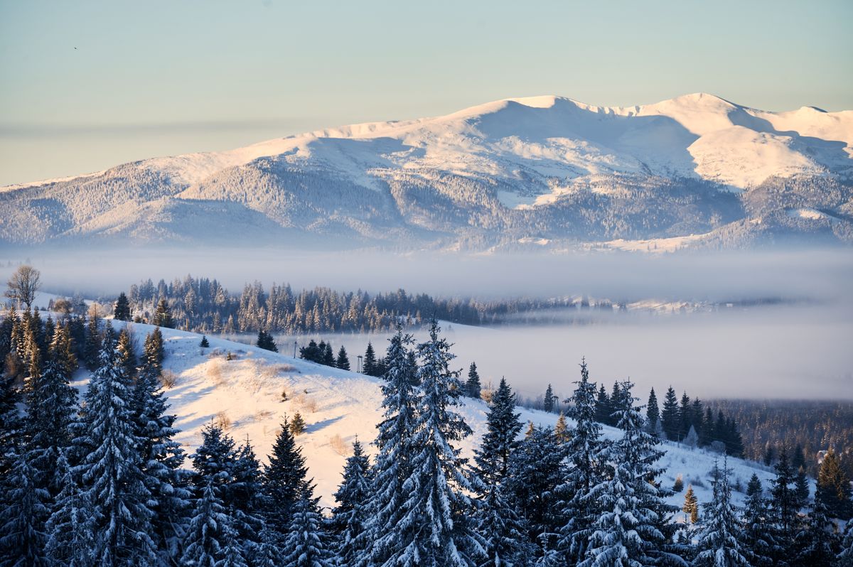 Breathtaking,Winter,Landscape,Featuring,Snow-capped,Mountains,Bathed,In,Golden,Morning