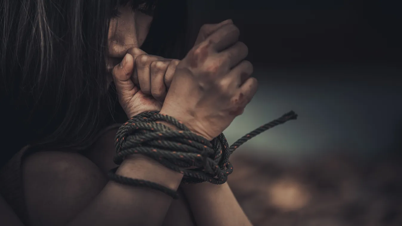 Bombát kötözött egy 7 évesre, majd 10 percet adott a búcsúra