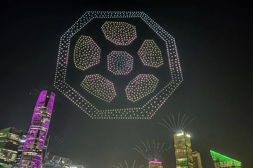 Drónok alkotta focilabda az égen: így ünnepelték Rijádban az ellenfél nélküli vb-pályázat megnyerését