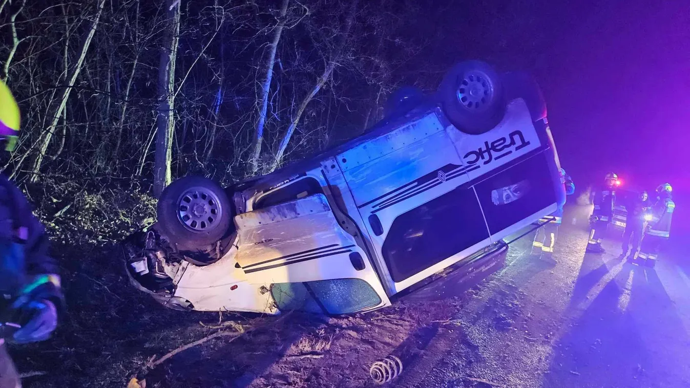 Rohantak a mentősök: orral állt bele az árokba a kisbusz