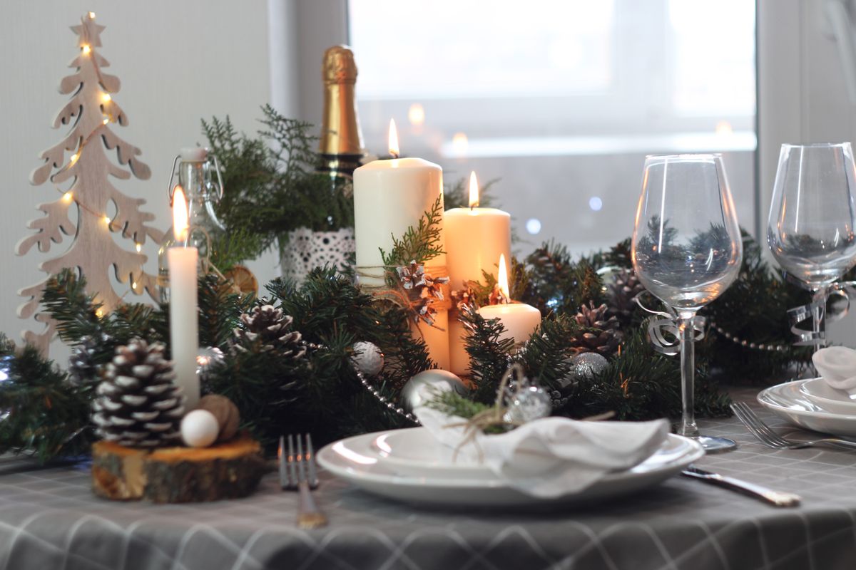 Ünnepi asztal Festive,Chrismas,Table,Setting,With,Candles,,Spruce,,Cones,,Balls,,Tablecloth,