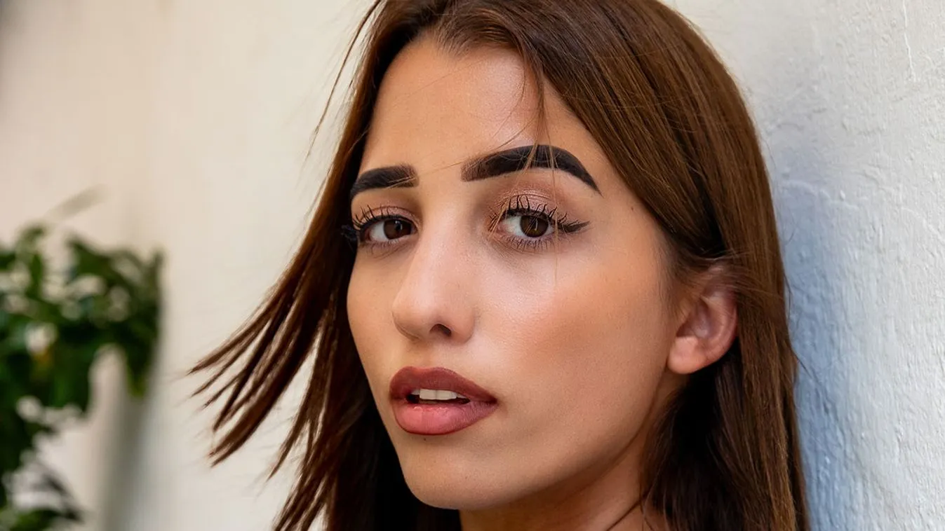 Tűzpiros fehérneműben izzasztja a férfiakat Schóbert Lara