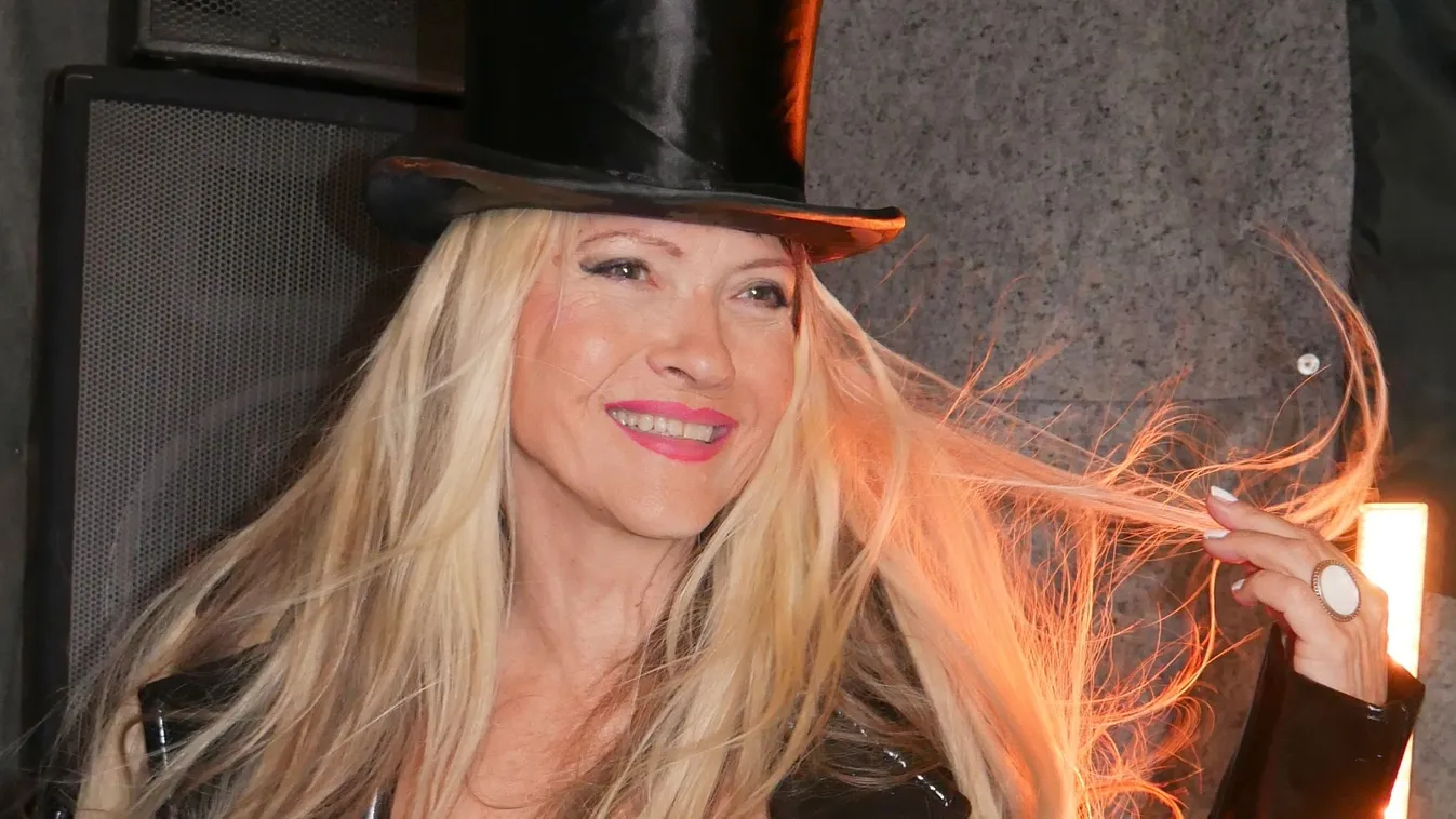 Őrületes bókokat kap Marcellina