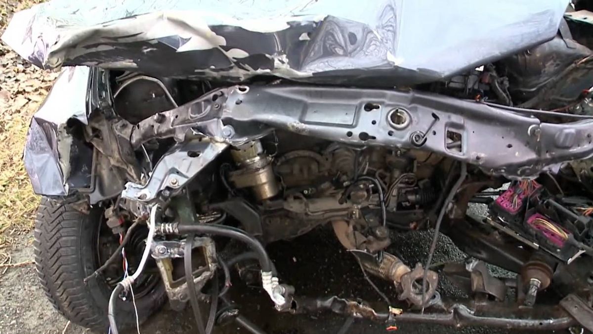 Brutális frontális karambol Debrecennél: még a motor is kirepült a kocsiból