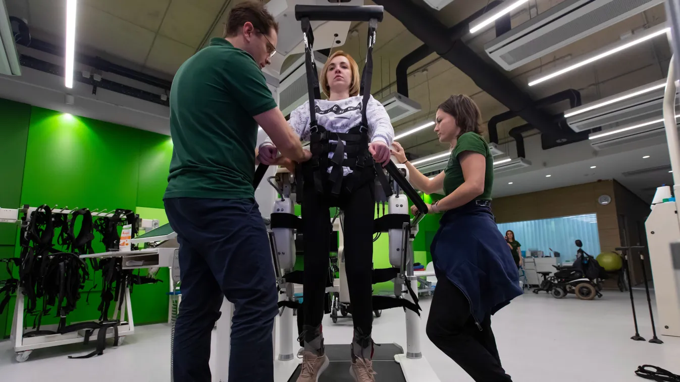 Robotkarokkal mozgatják a megsérült balerina lábait