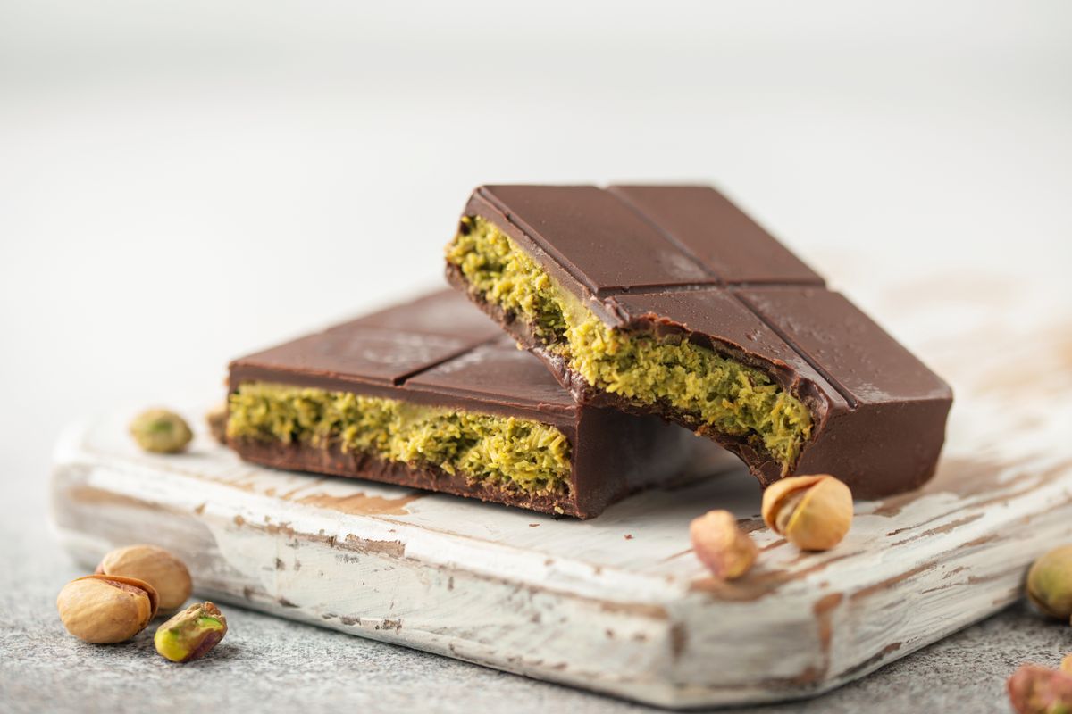 Dubai csoki ,Chocolate,With,Green,Cataifi,And,Pistachio,Paste.,Trend,Dessert