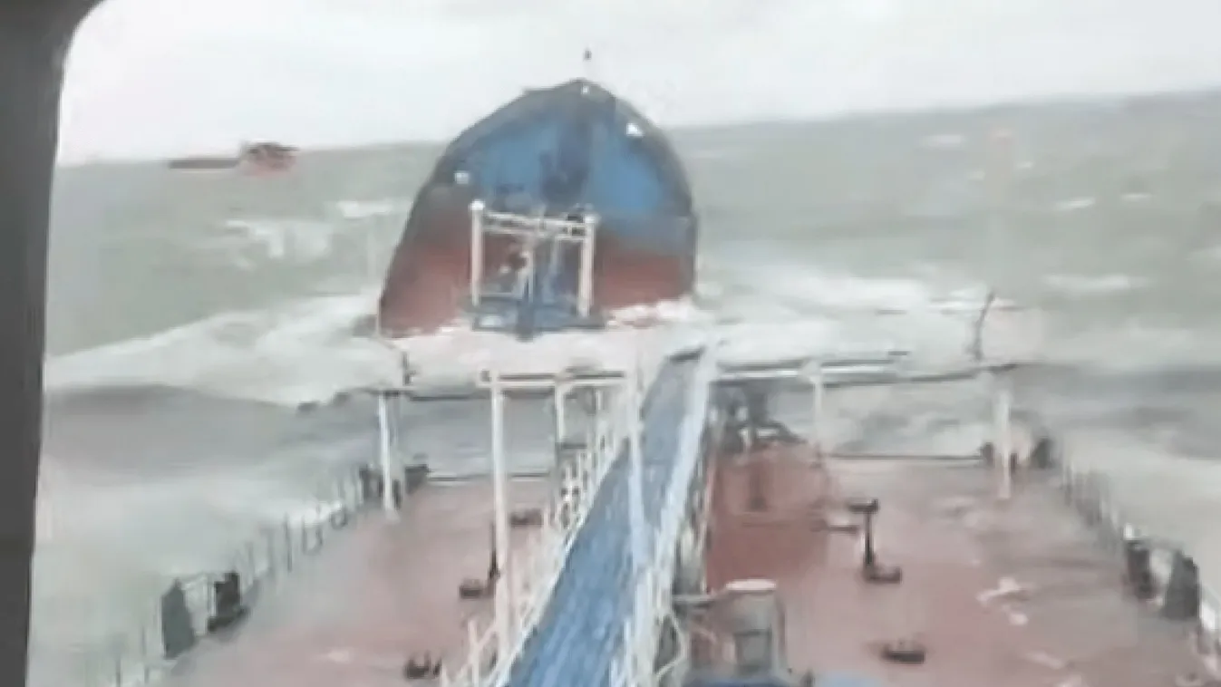 Kettétört egy olajszállító hajó a Fekete-tengeren