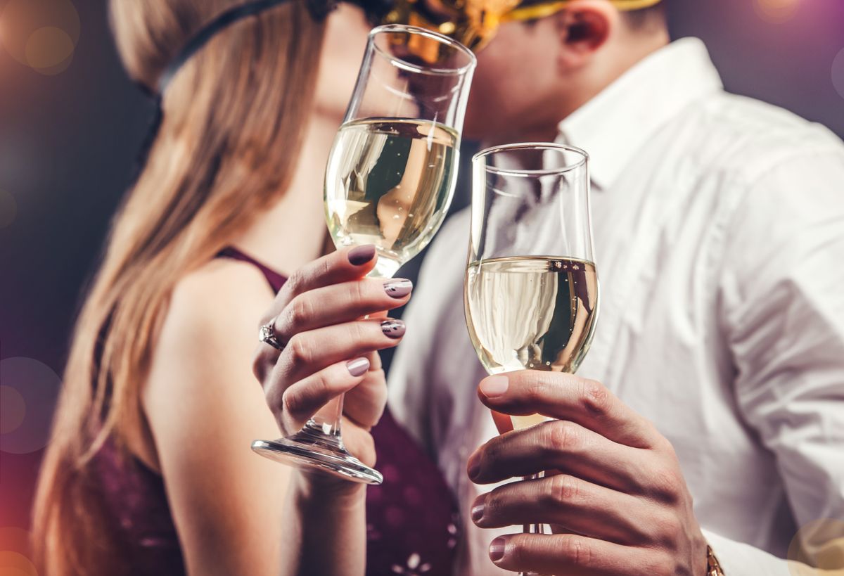 Szokás Couple,Celebrating,New,Year's,Eve,Drinking,Champagne,On,Masquerade,Party