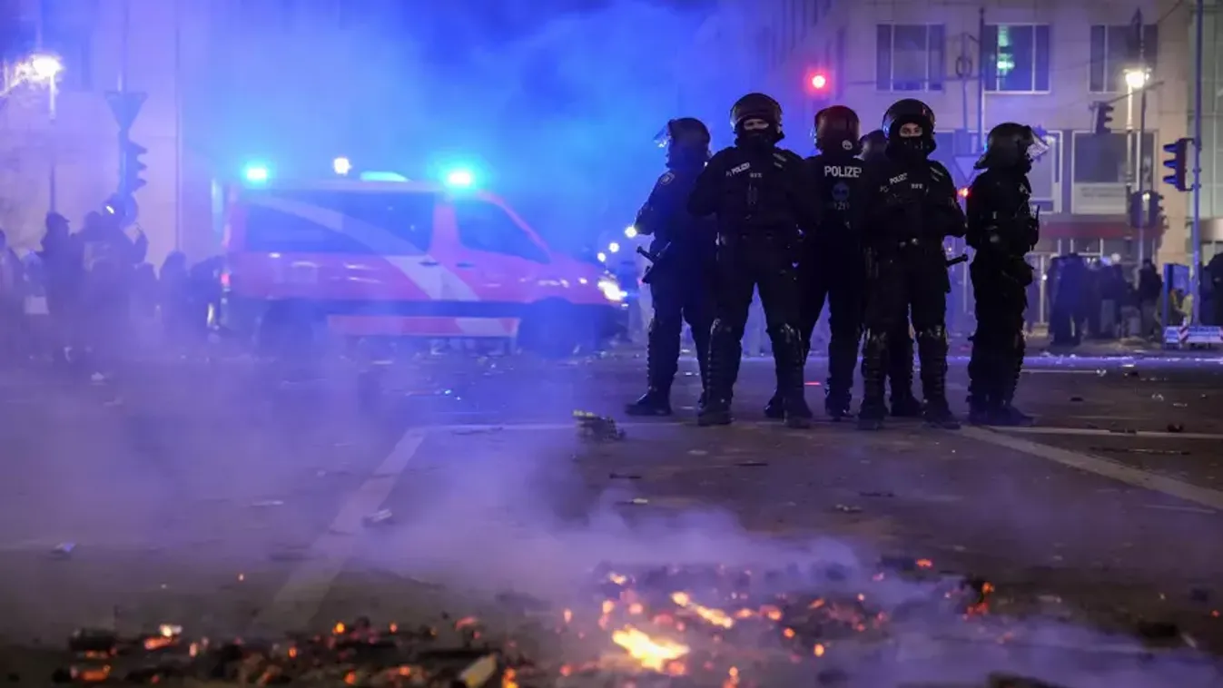 Késelés, zavargások Berlinben, 30 rendőr megsérült