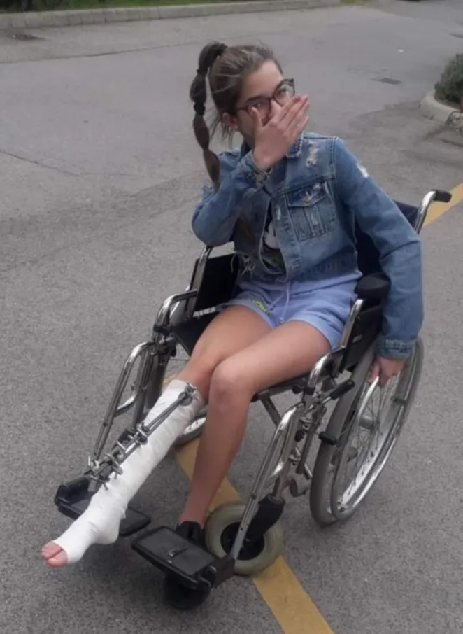 Az orvosszakértő maradandó károsodást állapított meg Tiffaninál, akit a házuktól alig pár száz méterre gázoltak el