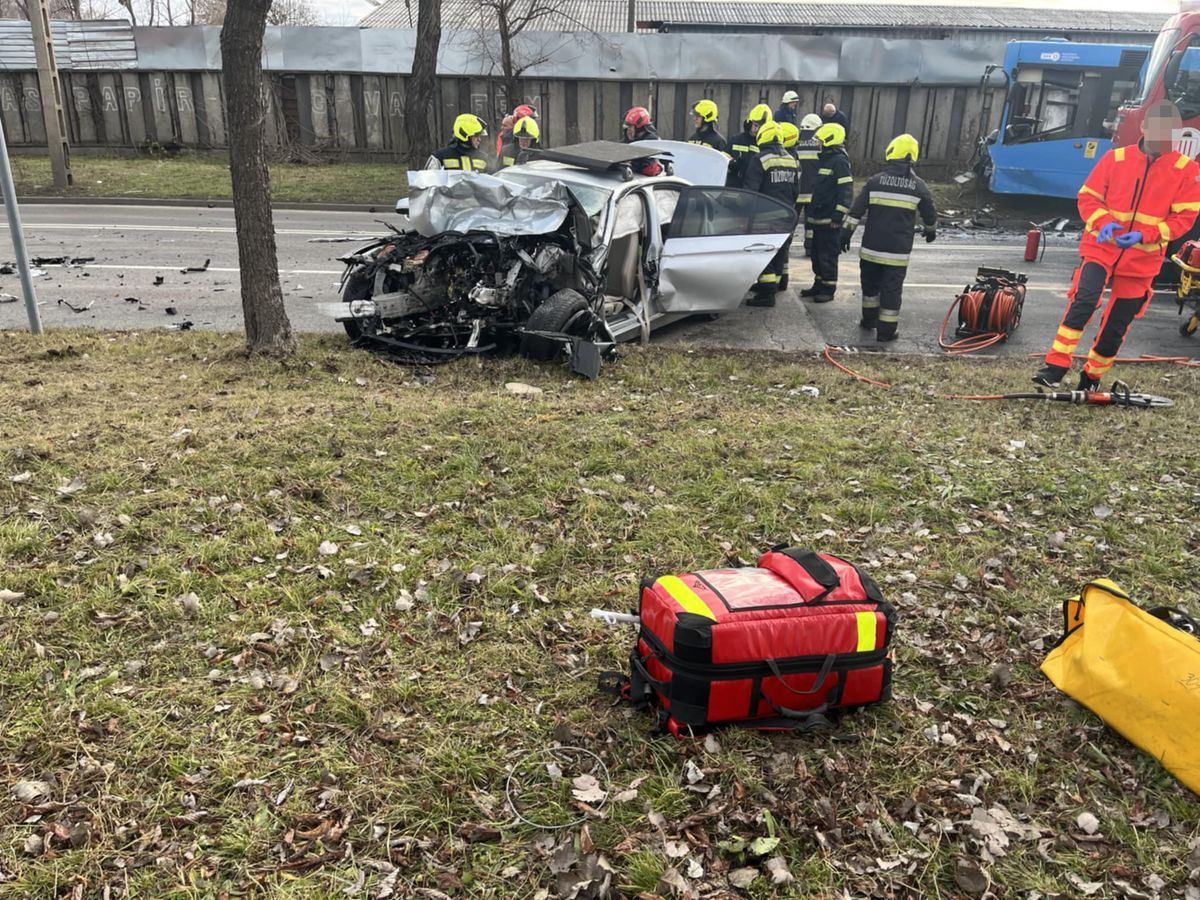 Többen megsérültek, amikor egy busz és egy személyautó ütközött hétfőn Budapesten, a Jászberényi úton