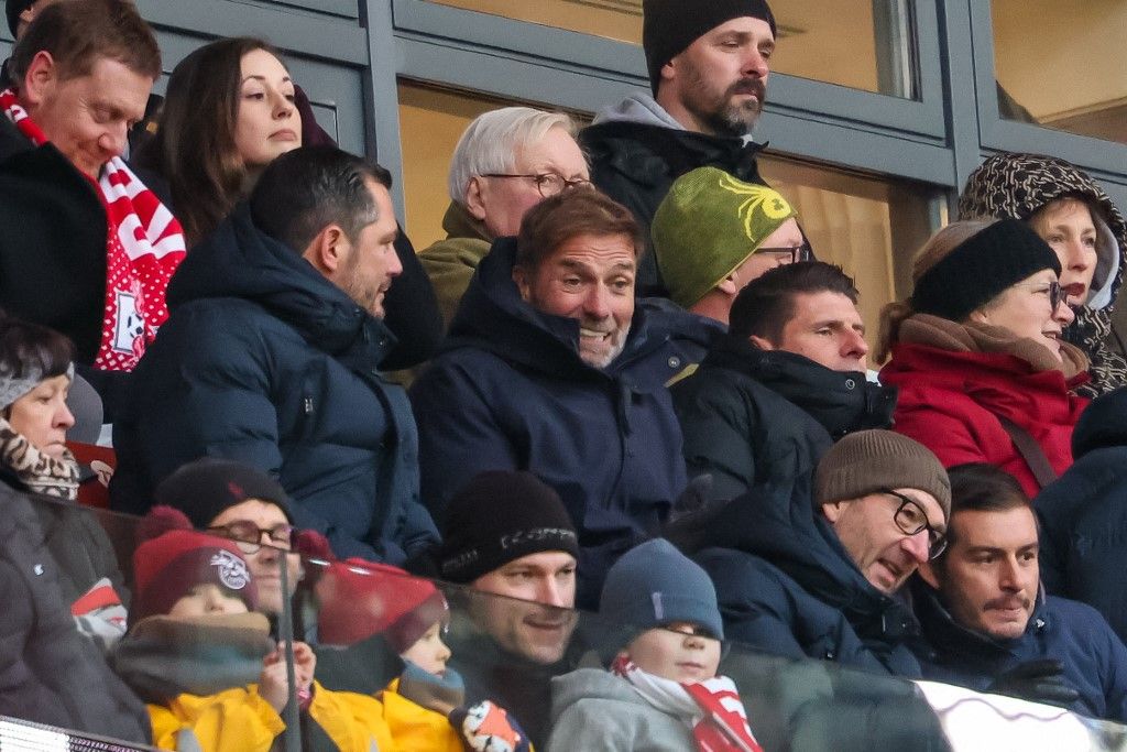 Szoboszlai exedzője, Jürgen Klopp (középen) meglepetésként bukkant föl Lipcsében