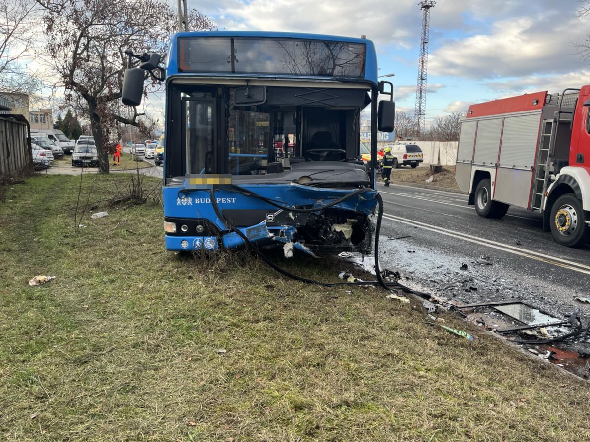 Többen megsérültek, amikor egy busz és egy személyautó ütközött hétfőn Budapesten, a Jászberényi úton