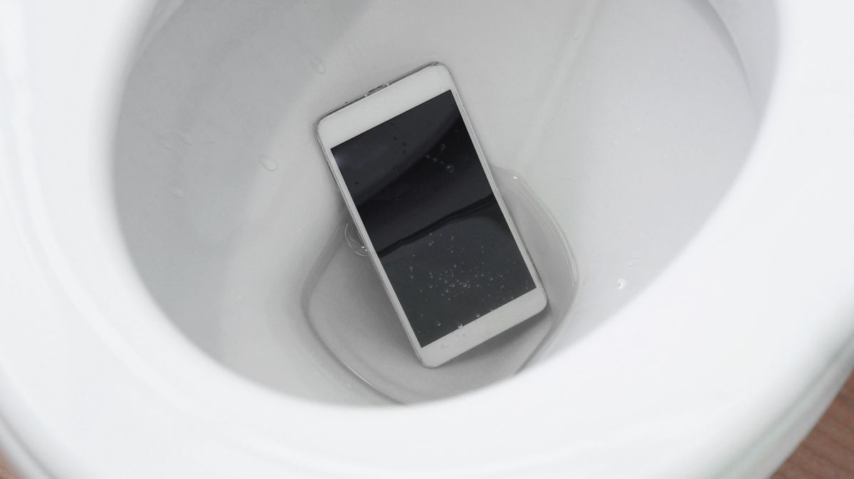 Vécébe esett a telefonod? Így mentheted még meg